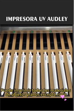 Impresora UV DTF Audley 9060 mostrando impresiones de ejemplo en etiquetas y stickers