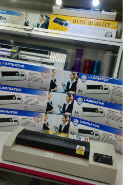 Vista frontal completa de la Laminadora A3 320 de Innova AFE